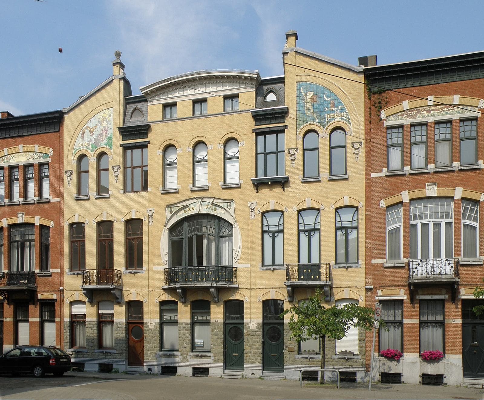 Rij herenwoningen in art-nouveaustijl aan de Waterloostraat in Antwerpen-Zurenborg